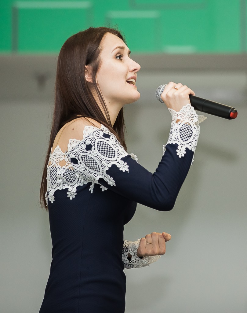Студентка Алена Гапоненко исполнила песни «Родина», «Кукушка», «Русский парень»