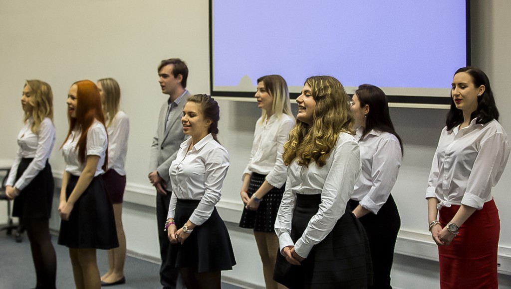Студенты направления «Международные отношения» исполняют песню на немецком языке «Liebe geht surch den Magen»